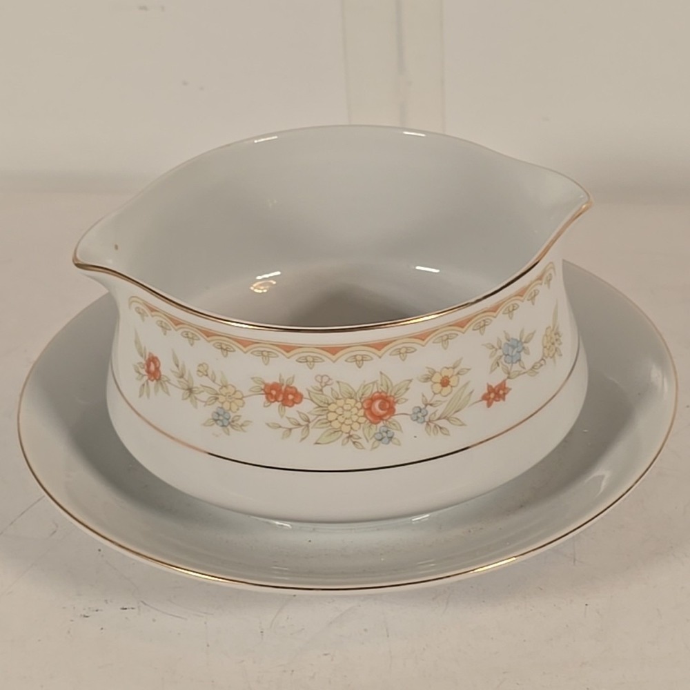 Vintage Royalโ Gallery Fine China Duchess 5742 Gravy Boat w/attached Plate